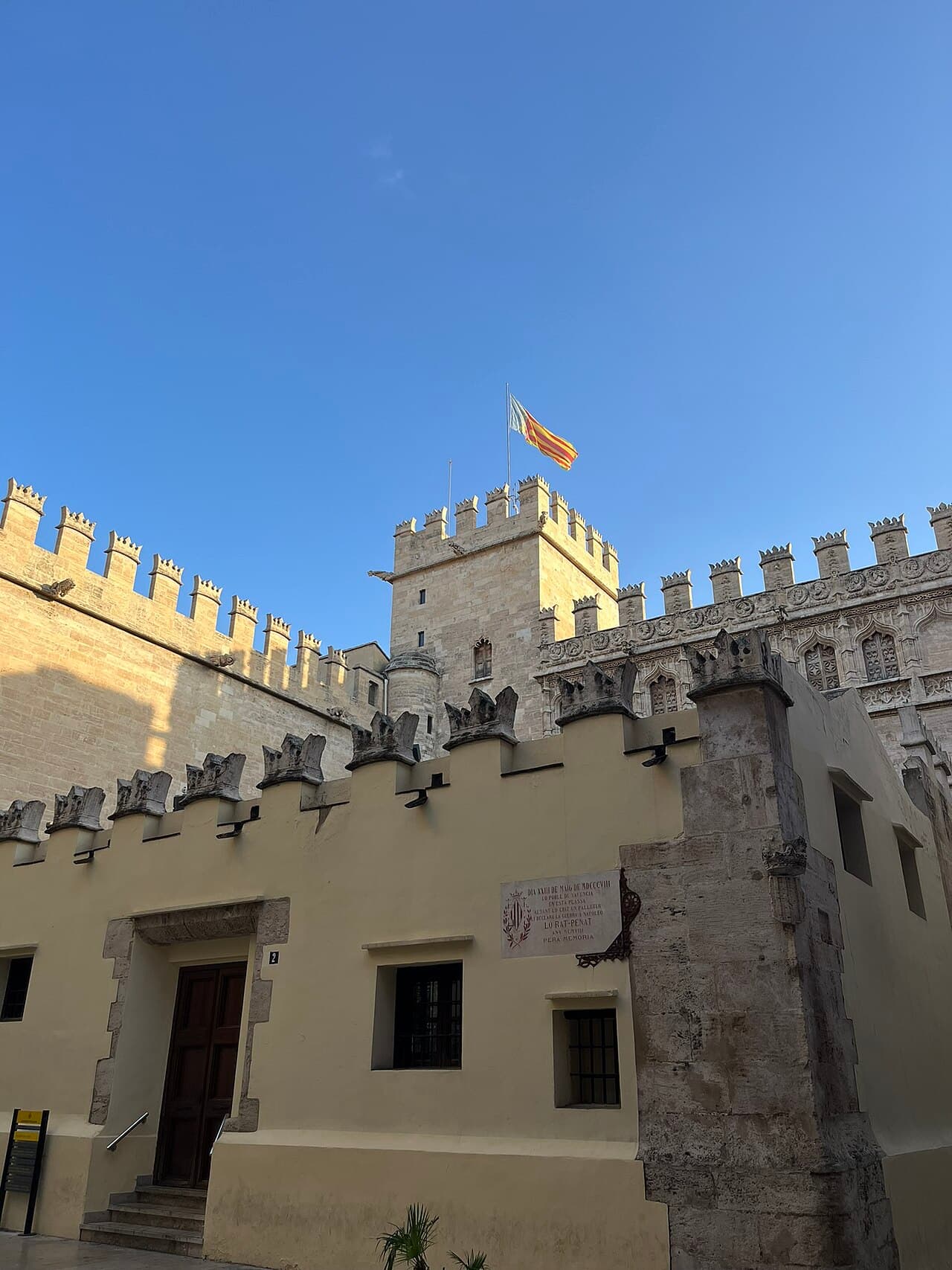 Fachada gótica de la Lonja de la Seda en Valencia