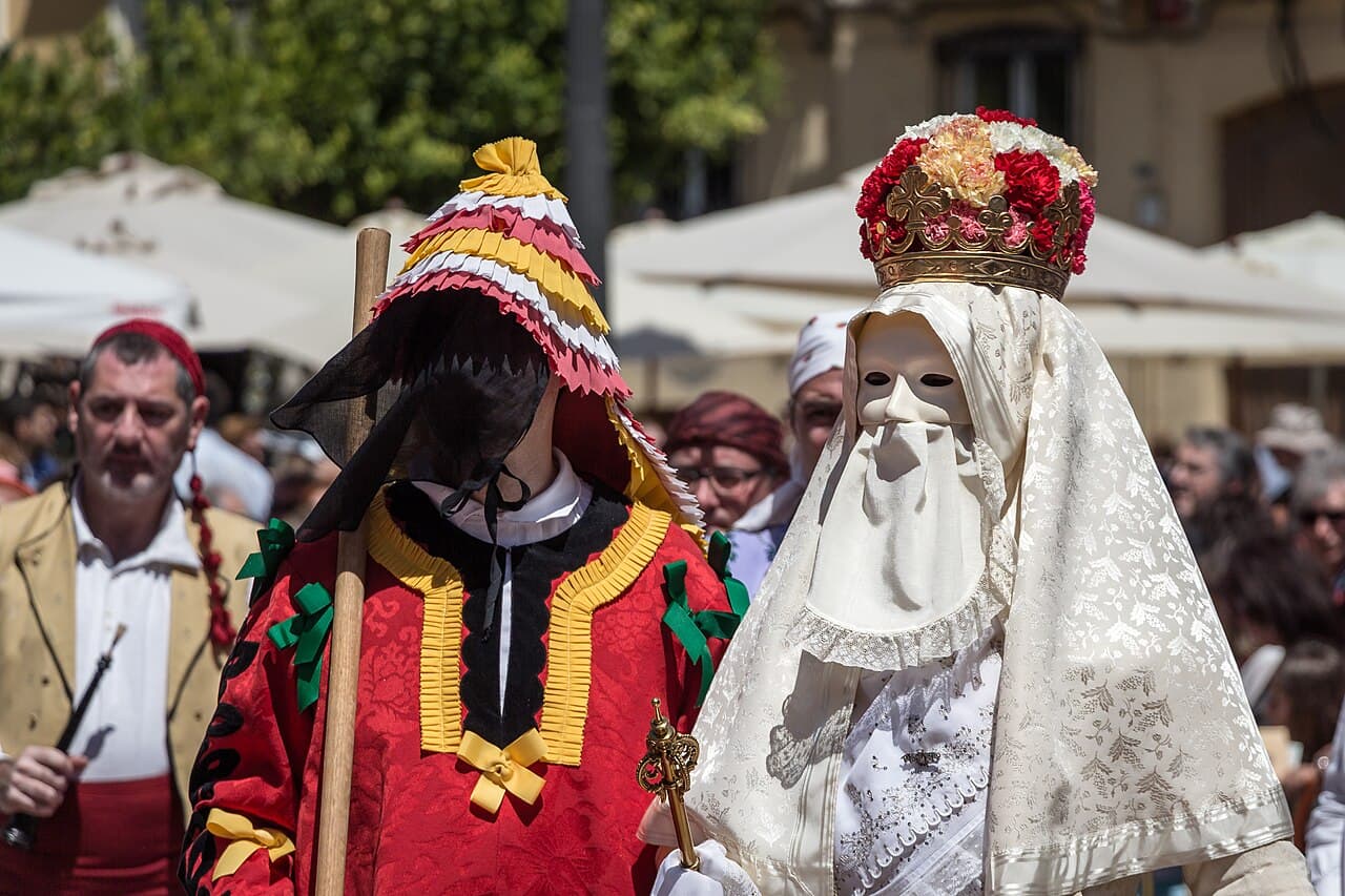 La Moma y otro personaje durante la Cabalgata del Convite del Corpus de Valencia