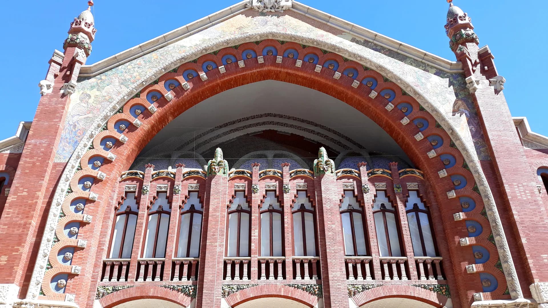 Fachada modernista del Mercado de Colón en el Ensanche de Valencia