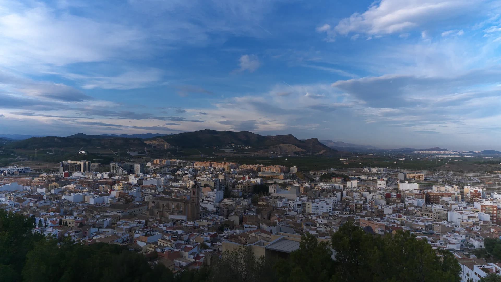 Vista panorámica de Sagunto y su castillo sobre la montaña