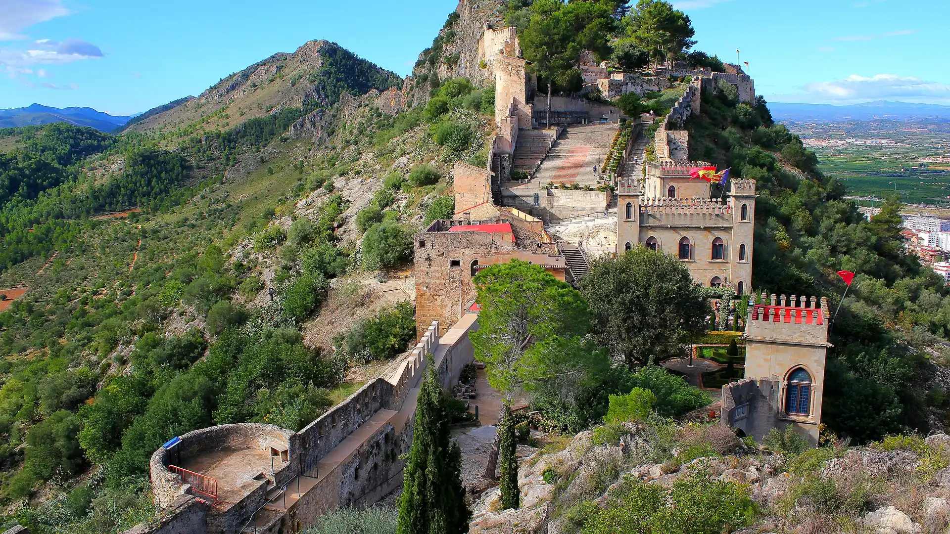 Murallas y torres del castillo de Xàtiva sobre la cresta rocosa
